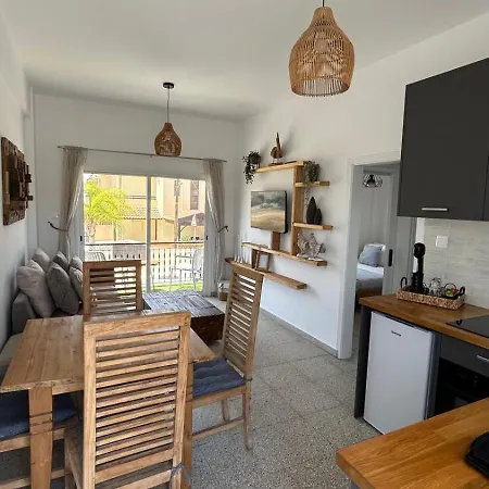 Apartment Teak Charm 2-br Larnaka